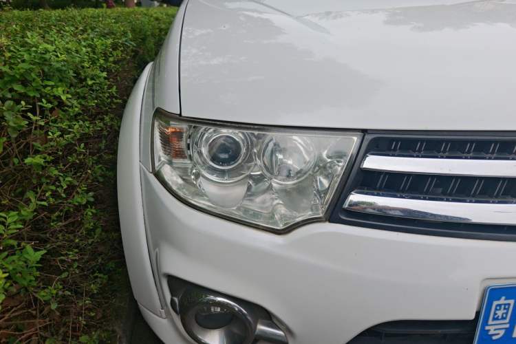 Used Mitsubishi Pajero Sport 2013 3.0L Automatic Two-Wheel Drive Luxury Edition Right Front Headlight