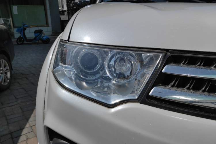 Used Mitsubishi Pajero Sport 2013 3.0L Automatic 4x4 Flagship Edition Right Front Headlight