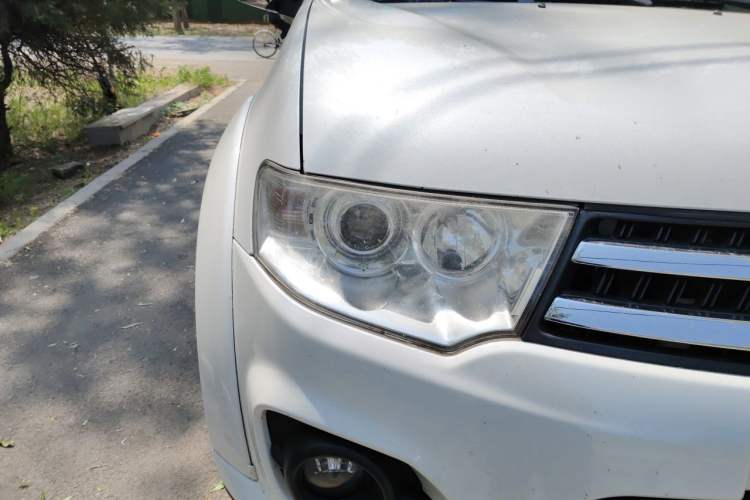 Used Mitsubishi Pajero Sport 2013 3.0L Automatic 4x4 Executive Edition Right Front Headlight