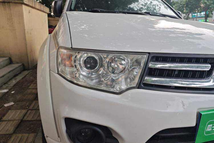 Used Mitsubishi Pajero Sport 2013 3.0L Automatic 4x4 Flagship Edition Right Front Headlight