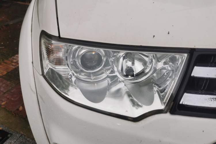Used Mitsubishi Pajero Sport 2013 3.0L Automatic Two-Wheel Drive Luxury Edition Right Front Headlight