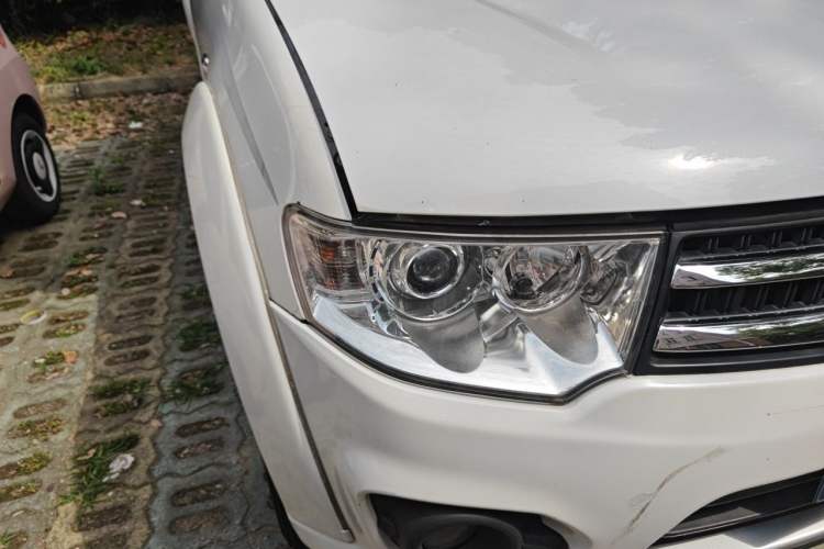 Used Mitsubishi Pajero Sport 2013 3.0L Automatic 4x4 Flagship Edition Right Front Headlight