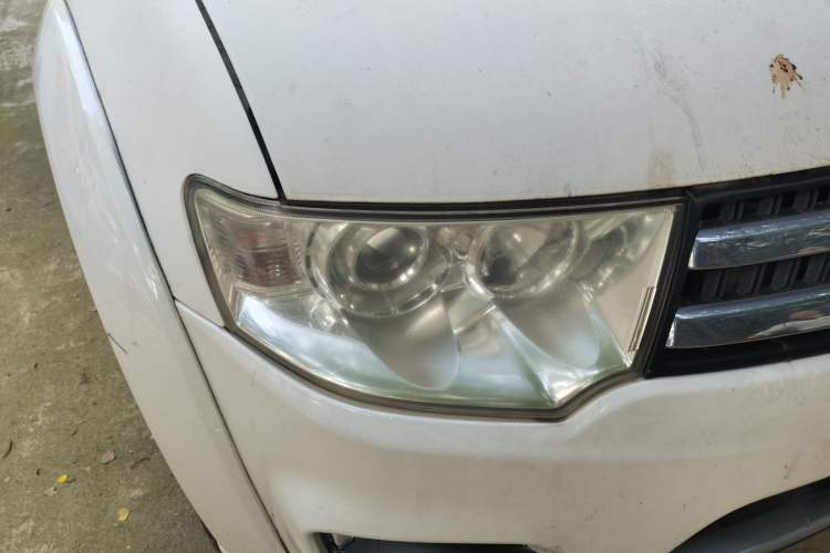 Used Mitsubishi Pajero Sport 2013 3.0L Automatic Two-Wheel Drive Luxury Edition Right Front Headlight