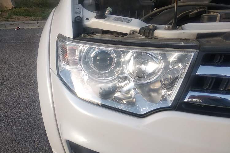 Used Mitsubishi Pajero Sport 2013 3.0L Automatic 4x4 Flagship Edition Right Front Headlight