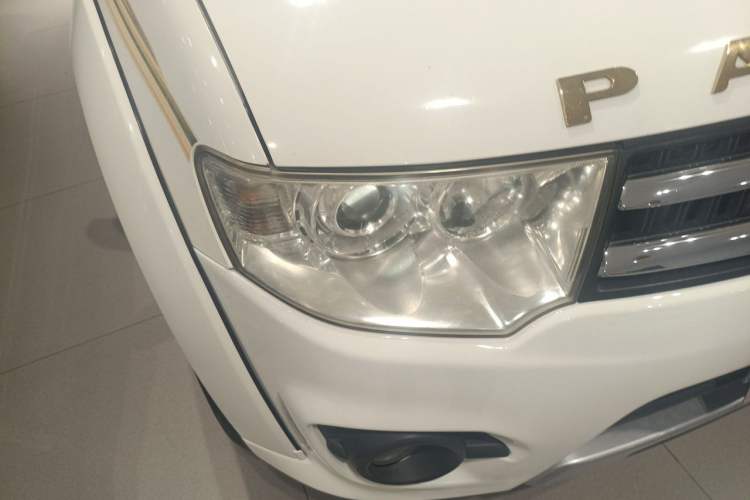 Used Mitsubishi Pajero Sport 2013 2.4L Manual Two-Wheel Drive Comfort Edition Right Front Headlight