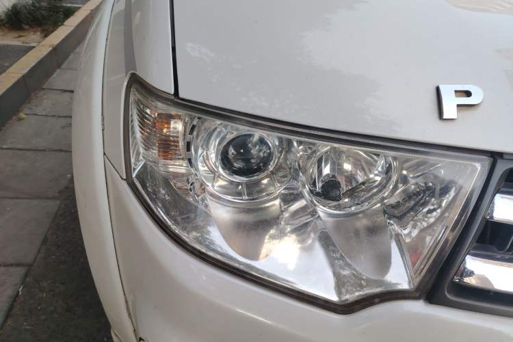 Used Mitsubishi Pajero Sport 2013 3.0L Automatic 4x4 Executive Edition Right Front Headlight