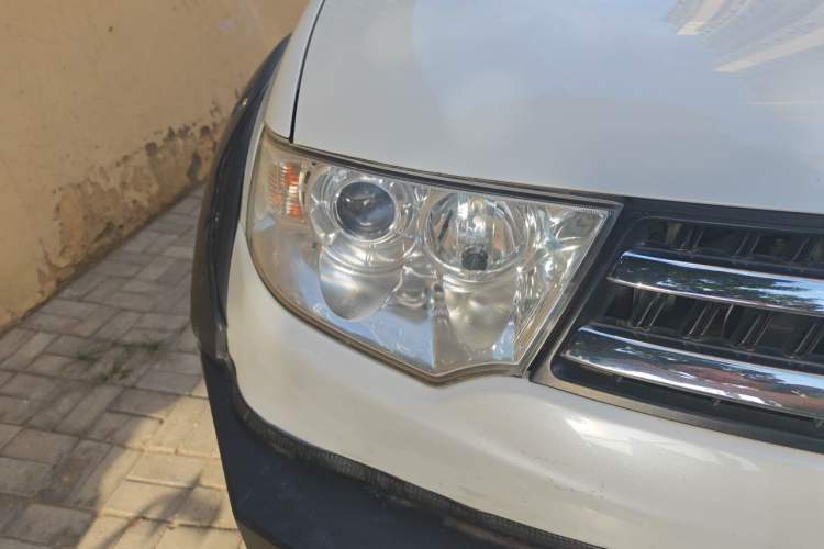 Used Mitsubishi Pajero Sport 2013 3.0L Automatic 4x4 Flagship Edition Right Front Headlight