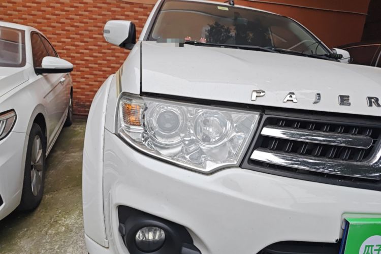 Used Mitsubishi Pajero Sport 2013 3.0L Automatic Two-Wheel Drive Luxury Edition Right Front Headlight
