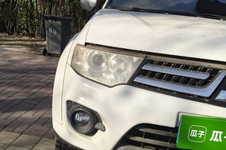 Used Mitsubishi Pajero Sport 2013 3.0L Automatic 4x4 Flagship Edition Right Front Headlight