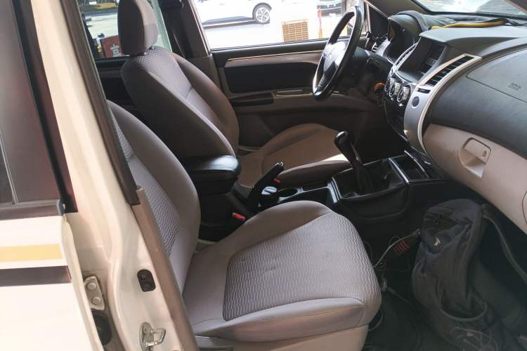 Used Mitsubishi Pajero Sport 2013 2.4L Manual Two-Wheel Drive Comfort Edition Right Front Seat