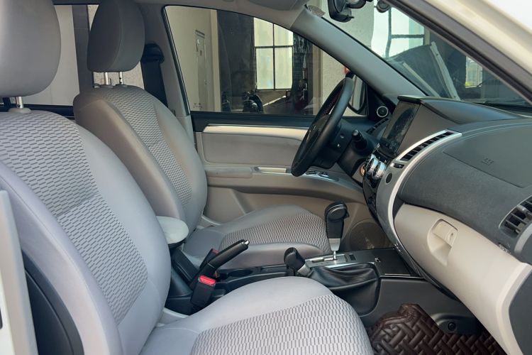Used Mitsubishi Pajero Sport 2013 3.0L Automatic 4x4 Executive Edition Right Front Seat
