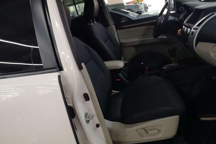 Used Mitsubishi Pajero Sport 2013 3.0L Automatic Two-Wheel Drive Luxury Edition Right Front Seat