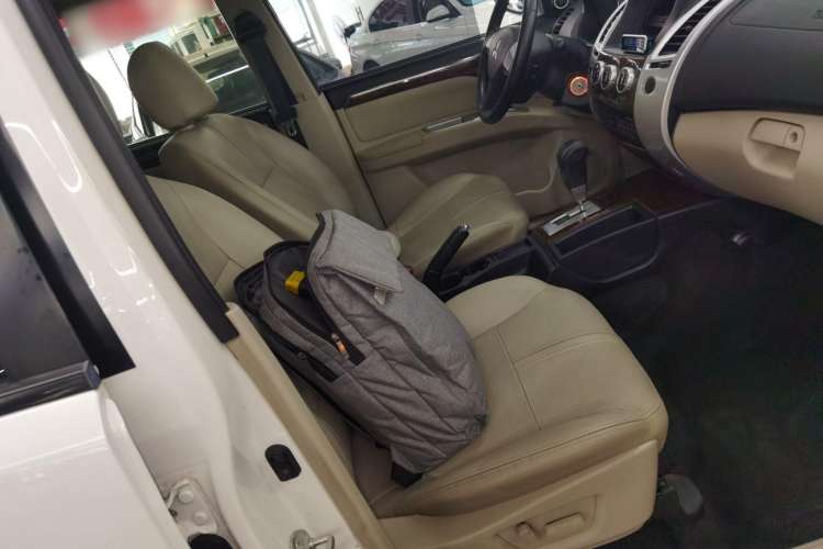 Used Mitsubishi Pajero Sport 2013 3.0L Automatic Two-Wheel Drive Luxury Edition Right Front Seat