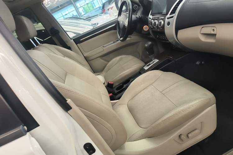 Used Mitsubishi Pajero Sport 2013 3.0L Automatic Two-Wheel Drive Luxury Edition Right Front Seat