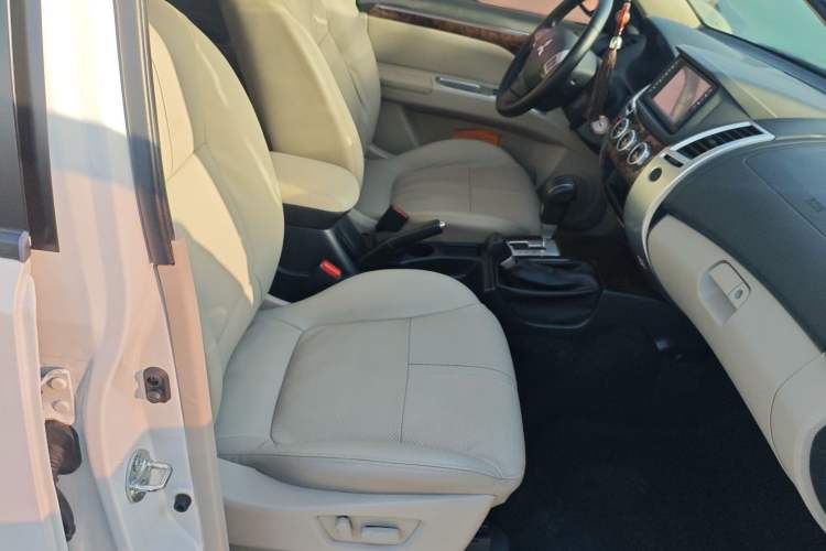 Used Mitsubishi Pajero Sport 2013 3.0L Automatic 4x4 Flagship Edition Right Front Seat