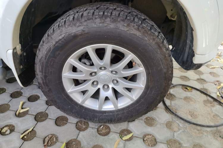 Used Mitsubishi Pajero Sport 2013 3.0L Automatic 4x4 Executive Edition Right Front Wheel Hub