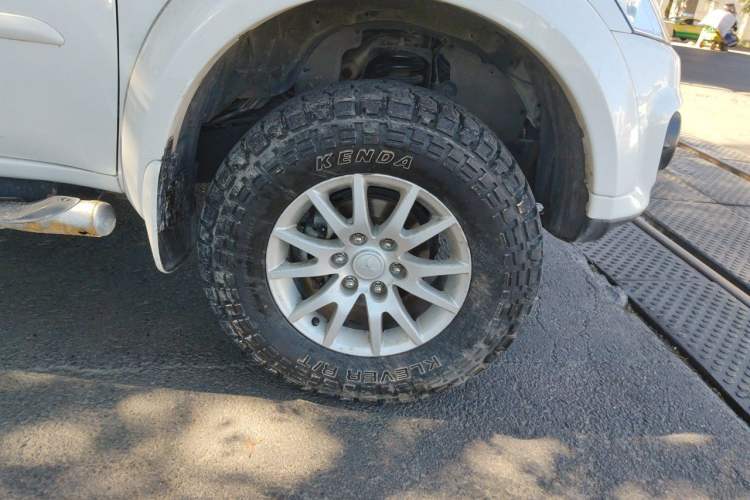 Used Mitsubishi Pajero Sport 2013 3.0L Automatic 4x4 Executive Edition Right Front Wheel Hub