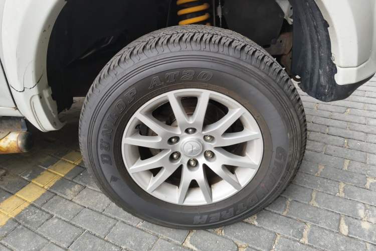 Used Mitsubishi Pajero Sport 2013 3.0L Automatic 4x4 Executive Edition Right Front Wheel Hub