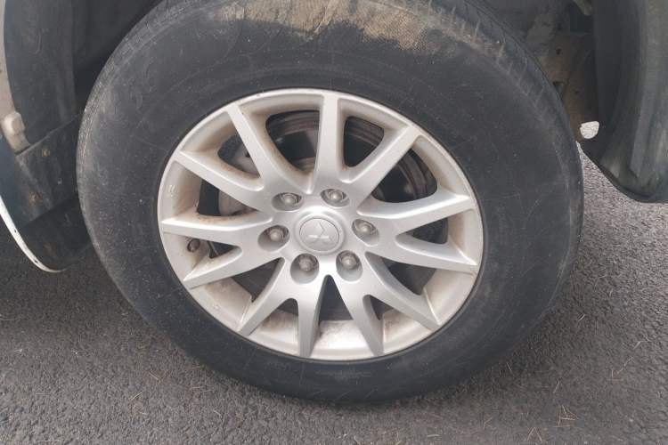 Used Mitsubishi Pajero Sport 2013 3.0L Automatic Two-Wheel Drive Luxury Edition Right Front Wheel Hub