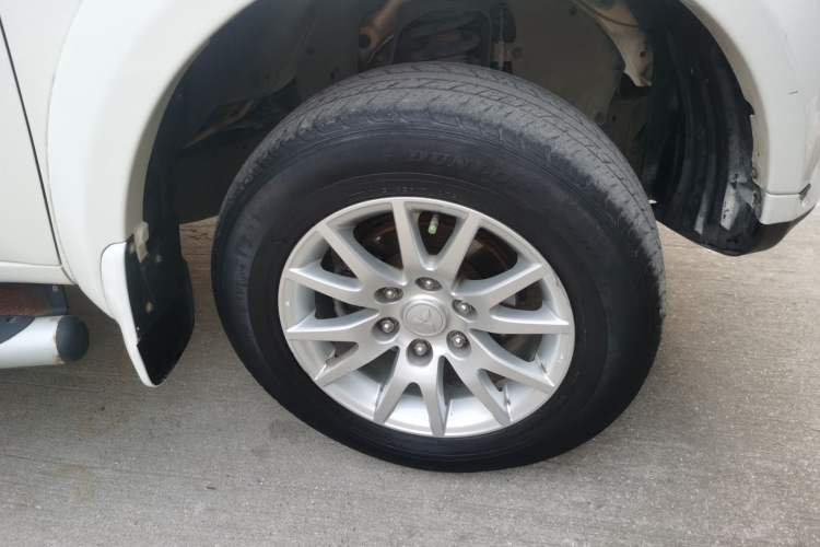 Used Mitsubishi Pajero Sport 2013 3.0L Automatic Two-Wheel Drive Luxury Edition Right Front Wheel Hub