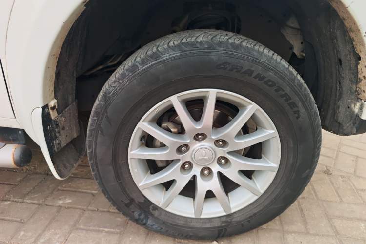 Used Mitsubishi Pajero Sport 2013 3.0L Automatic Two-Wheel Drive Luxury Edition Right Front Wheel Hub