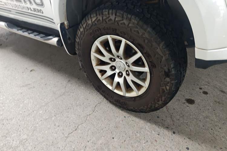 Used Mitsubishi Pajero Sport 2013 3.0L Automatic Two-Wheel Drive Luxury Edition Right Front Wheel Hub