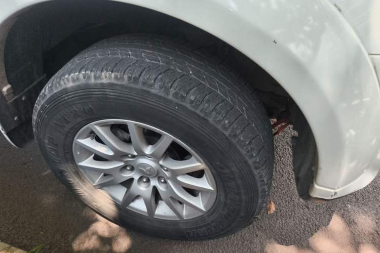 Used Mitsubishi Pajero Sport 2013 3.0L Automatic 4x4 Executive Edition Right Front Wheel Hub