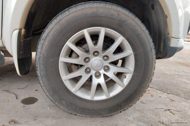 Used Mitsubishi Pajero Sport 2013 3.0L Automatic 4x4 Flagship Edition Right Front Wheel Hub