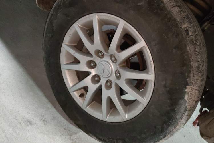 Used Mitsubishi Pajero Sport 2013 3.0L Automatic 4x4 Executive Edition Right Front Wheel Hub