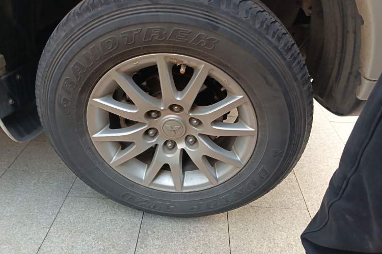 Used Mitsubishi Pajero Sport 2013 3.0L Automatic 4x4 Executive Edition Right Front Wheel Hub
