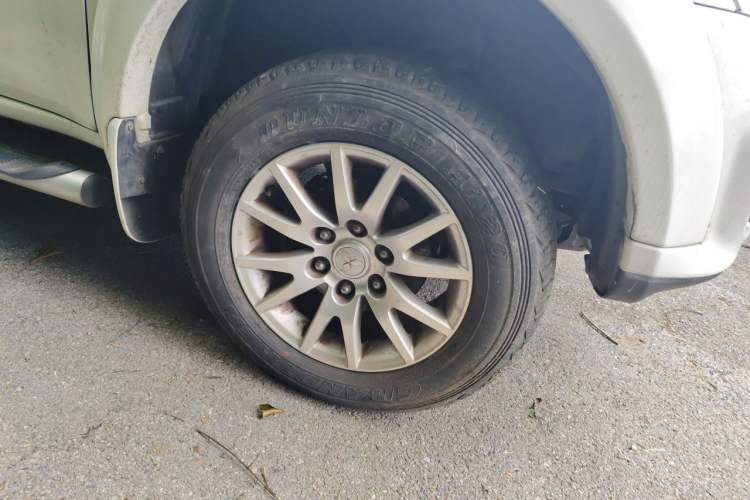 Used Mitsubishi Pajero Sport 2013 3.0L Automatic Two-Wheel Drive Luxury Edition Right Front Wheel Hub