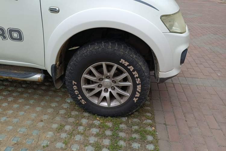 Used Mitsubishi Pajero Sport 2013 2.4L Manual Two-Wheel Drive Comfort Edition Right Front Wheel Hub