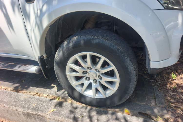 Used Mitsubishi Pajero Sport 2013 2.4L Manual Two-Wheel Drive Comfort Edition Right Front Wheel Hub