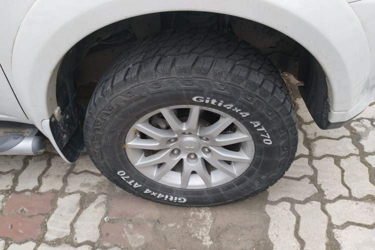 Used Mitsubishi Pajero Sport 2013 3.0L Automatic 4x4 Executive Edition Right Front Wheel Hub