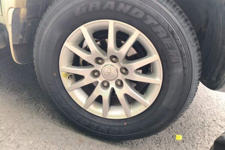 Used Mitsubishi Pajero Sport 2013 3.0L Automatic 4x4 Flagship Edition Right Front Wheel Hub