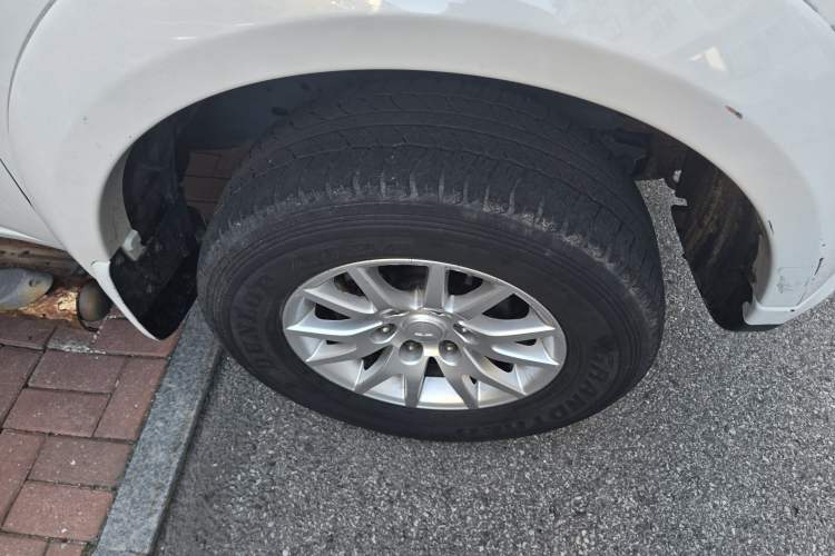 Used Mitsubishi Pajero Sport 2013 3.0L Automatic 4x4 Executive Edition Right Front Wheel Hub