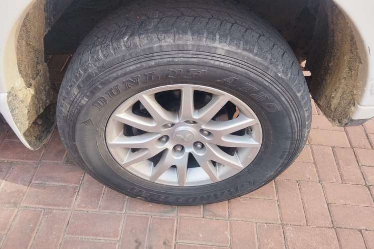 Used Mitsubishi Pajero Sport 2013 3.0L Automatic 4x4 Executive Edition Right Front Wheel Hub