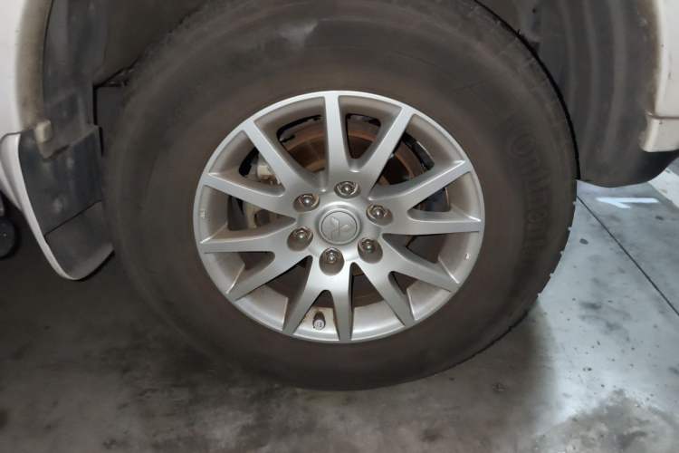 Used Mitsubishi Pajero Sport 2013 3.0L Automatic 4x4 Executive Edition Right Front Wheel Hub