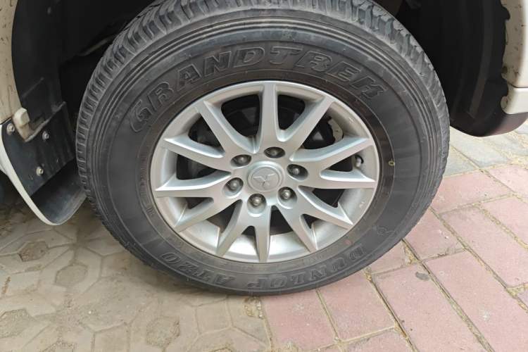 Used Mitsubishi Pajero Sport 2013 3.0L Automatic 4x4 Executive Edition Right Front Wheel Hub
