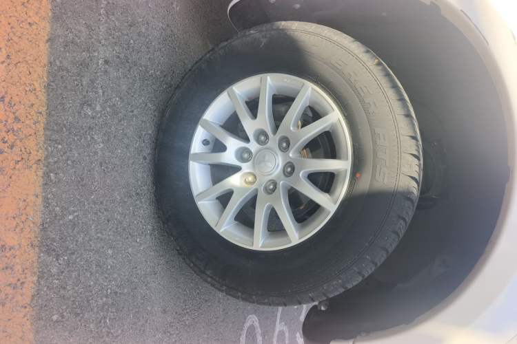 Used Mitsubishi Pajero Sport 2013 3.0L Automatic 4x4 Executive Edition Right Front Wheel Hub