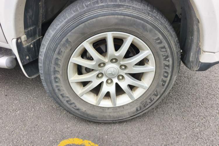 Used Mitsubishi Pajero Sport 2013 3.0L Automatic 4x4 Executive Edition Right Front Wheel Hub