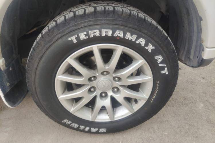 Used Mitsubishi Pajero Sport 2013 3.0L Automatic Two-Wheel Drive Luxury Edition Right Front Wheel Hub