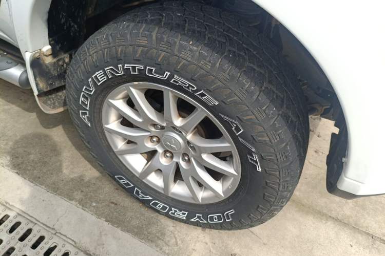 Used Mitsubishi Pajero Sport 2013 3.0L Automatic 4x4 Executive Edition Right Front Wheel Hub