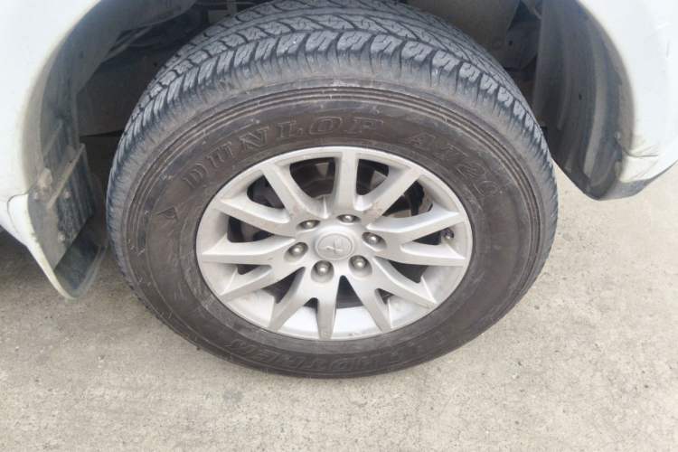 Used Mitsubishi Pajero Sport 2013 3.0L Automatic 4x4 Executive Edition Right Front Wheel Hub