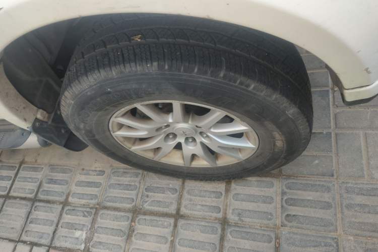 Used Mitsubishi Pajero Sport 2013 2.4L Manual Two-Wheel Drive Comfort Edition Right Front Wheel Hub