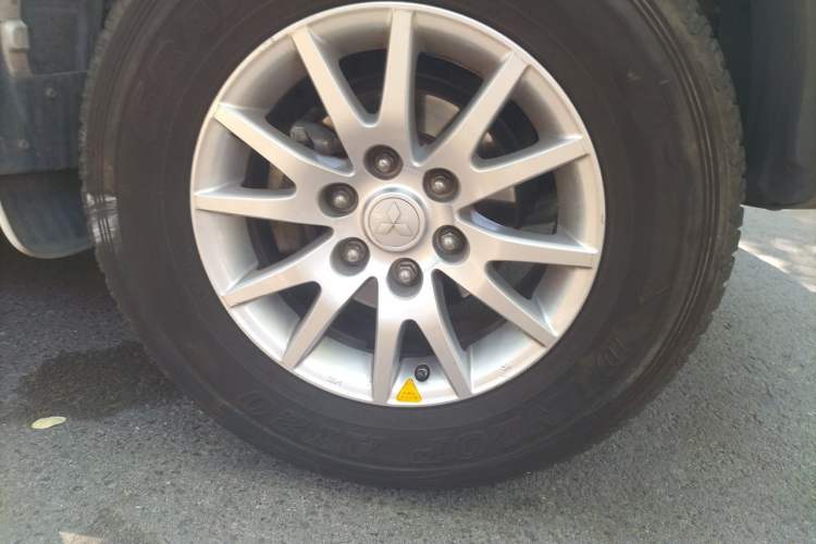 Used Mitsubishi Pajero Sport 2013 3.0L Automatic 4x4 Flagship Edition Right Front Wheel Hub