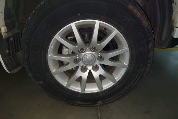 Used Mitsubishi Pajero Sport 2013 3.0L Automatic 4x4 Executive Edition Right Front Wheel Hub