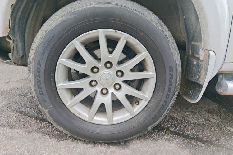 Used Mitsubishi Pajero Sport 2013 3.0L Automatic Two-Wheel Drive Luxury Edition Right Front Wheel Hub