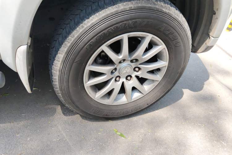 Used Mitsubishi Pajero Sport 2013 3.0L Automatic 4x4 Executive Edition Right Front Wheel Hub