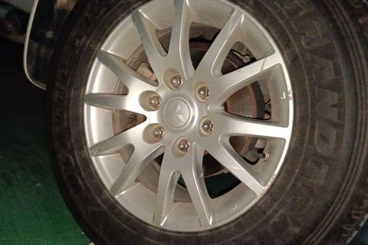 Used Mitsubishi Pajero Sport 2013 3.0L Automatic 4x4 Executive Edition Right Front Wheel Hub